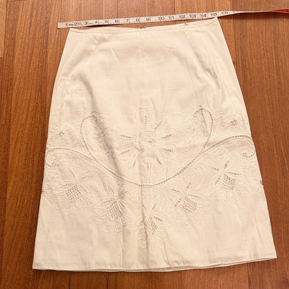 Elie Tahari White Embroidered Pencil Skirt – Elegant, Feminine & Perfect for Wor